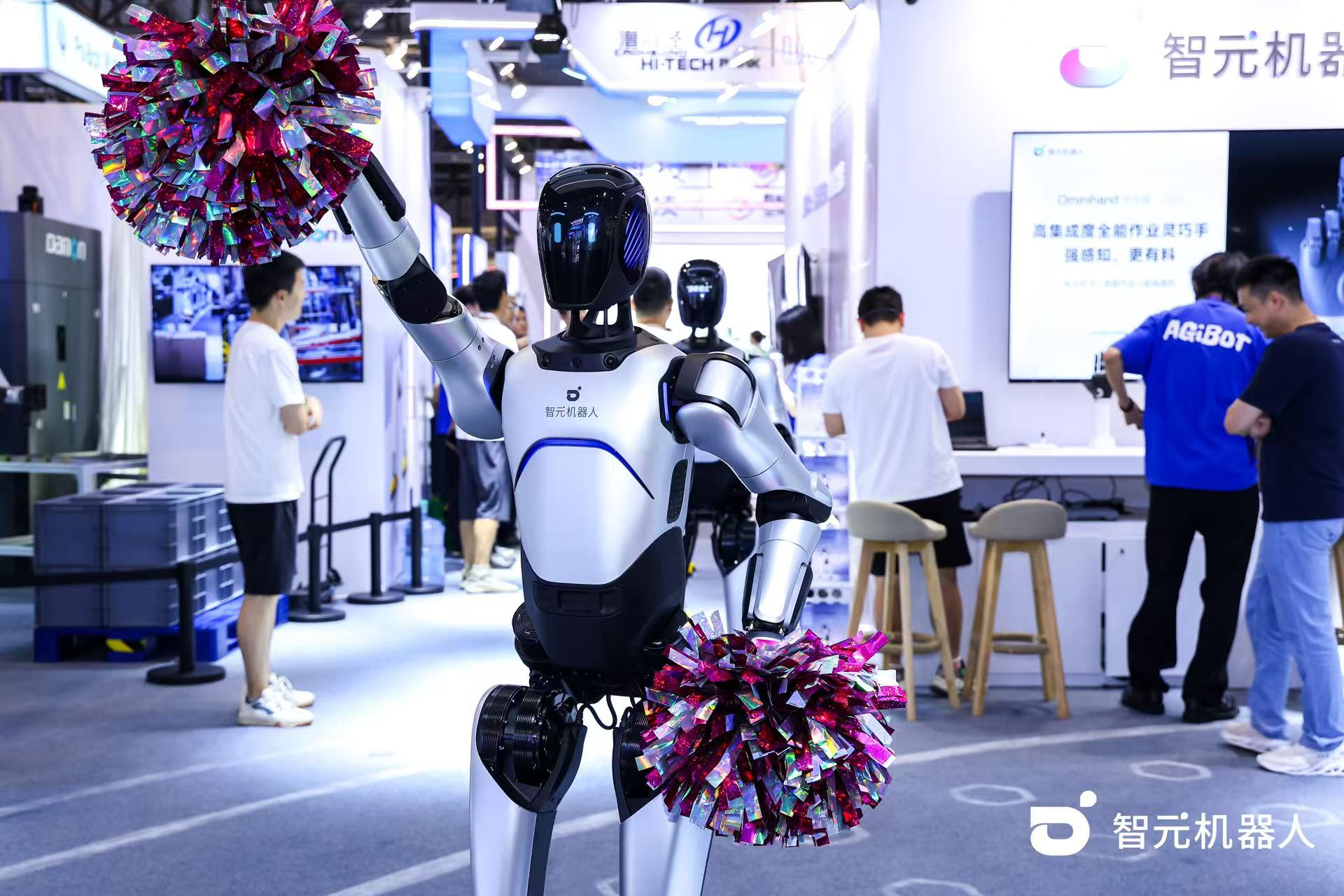 UB8优游机器人 WAIC 首日展台火爆，机器人家族集体打工忙不停